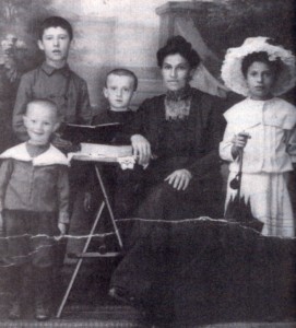 Juran Family around 1910. Joseph is next to his Mother.