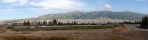 Fabryka NUMMI we Fremont, za nią Mission Peak. (Wspólne przedsięwzięcie General Motors i Toyota.) 31 stycznia 2010 r. Plik: NUMMIplantMissionPeakPanorama 3199.jpg autorstwa Ellen Levy Finch (Elf) i objęty licencją Creative Commons Uznanie autorstwa-Na tych samych warunkach 3.0 Unported.